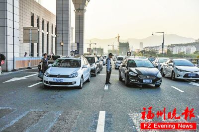 火车站北广场下客区交通组织调整后更堵? 交警:尽量靠前下客