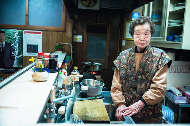 劳动力短缺 日本老龄化严重80岁老人仍出门工作