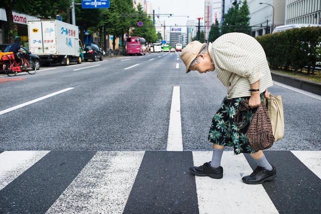 劳动力短缺 日本老龄化严重80岁老人仍出门工作
