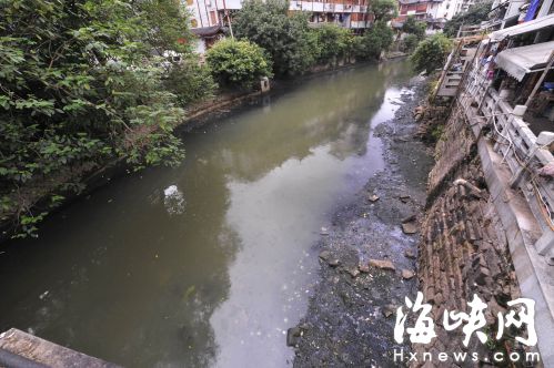 沿岸垃圾已清理瀛洲河仍黑臭 雨污混流成顽疾