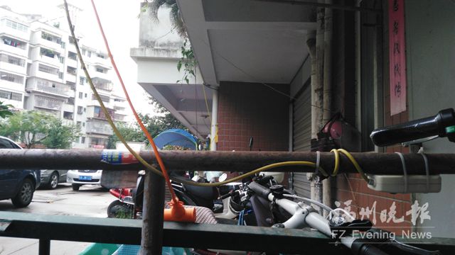 业主私拉电线十多条空降几十米 如此充电有隐患