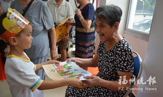 同饮菊花酒齐赴“千叟宴” 榕城重阳节满溢敬老情 同饮菊花酒齐赴“千叟宴” 榕城重阳节满溢敬老情