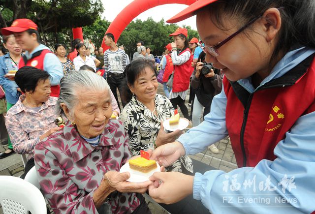 同饮菊花酒齐赴“千叟宴” 福州重阳节满溢敬老情