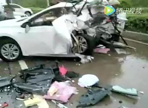 漳州东山岛昨发生严重车祸 车辆后座都撞扁了