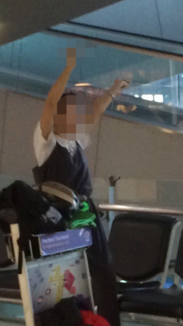 中国女游客曼谷国际机场闹事 拿刀想要自残