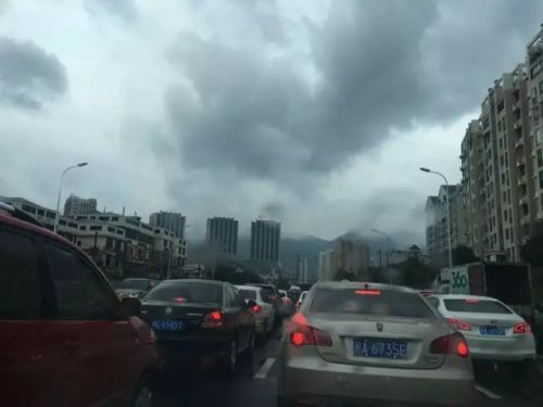 堵+冷+雨 福州入秋了？不！下周还得穿短袖