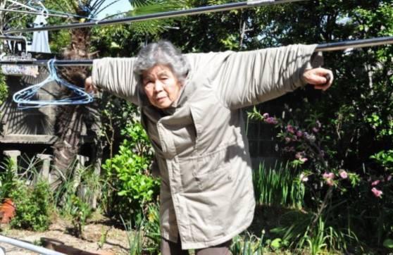 厉害了我的奶！日本88岁老太搞怪拍照成为网红