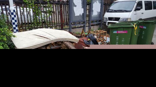 福州一幼儿园旁垃圾成“小山” 清理完毕又乱扔