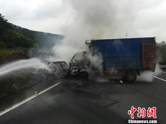福州长乐机场高速两车相撞起火 造成3名人员受伤