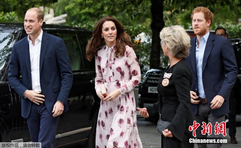 英威廉王子夫妇出席活动 王妃连衣裙优雅大方