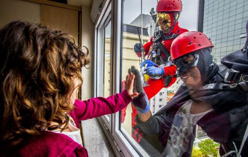 为病童带去快乐 巴西高楼玻璃清洁员化身蜘蛛侠