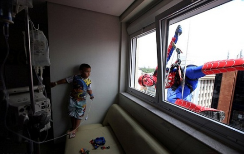 为病童带去快乐 巴西高楼玻璃清洁员化身蜘蛛侠