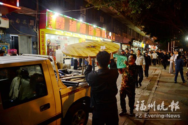 台江查长寿路扰民大排档 执法人员暂扣占道物品