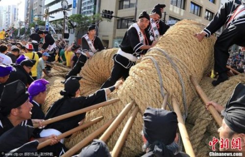 日本冲绳县万人同场拔河竞技 激战场面壮观(图)