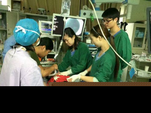 2岁小萌娃误吞硬币哭闹不止 医护齐上阵温柔相哄