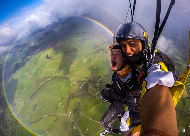 不可思议！英国男子高空跳伞幸运抓拍到圆形彩虹