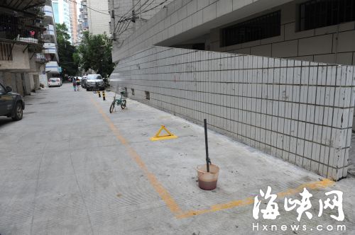 福州天泉路金泉小区抢车位 花样百出屡禁不止