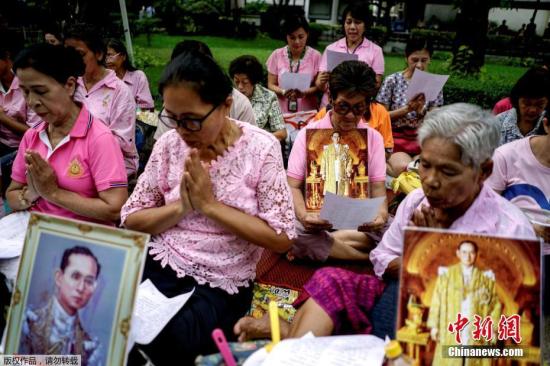 当地时间2016年10月12日，泰国曼谷，民众为泰国国王普密蓬祷告。