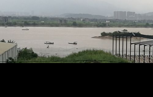 福州：乌龙江边偷卸渣土 下游就是湿地公园