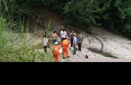 福州鼓山登山道 两高中生为看瀑布失足坠崖