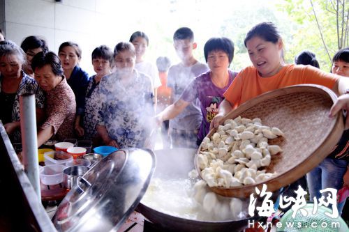 福州一小区700多位业主自发掏钱 欢闹“邻里节”