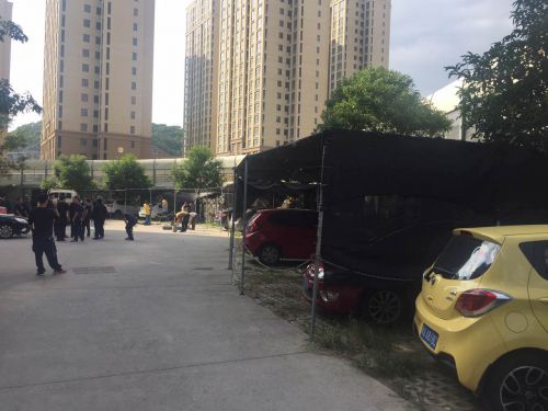 抢车位业主违建车棚 被强拆两次还继续建