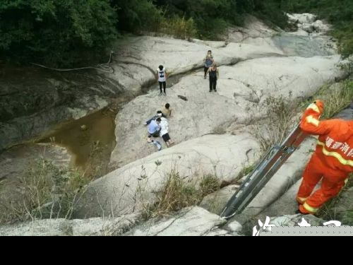 福州鼓山风景区：高中生为看瀑布失足坠崖