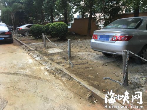 业主将小区绿化带硬化改成停车场




