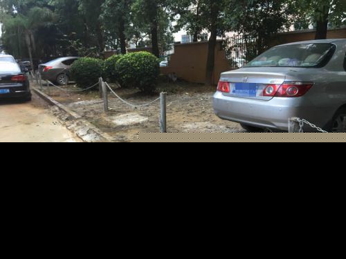 福州新慧嘉苑小区 十余业主毁绿建车位