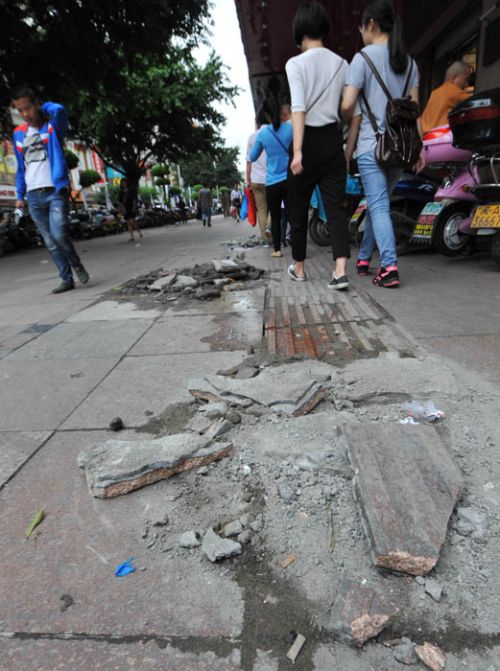 中亭街地砖换新施工 近百土堆挡人行道