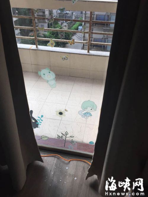 玻璃门被打出好几个洞