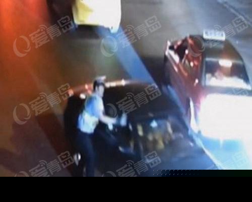 私家车为逃避查酒驾闯关 交警被拖行三十米