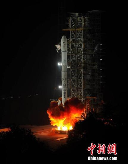 资料图：2013年12月2日凌晨，肩负着“落月”重任的嫦娥三号月球探测器在西昌卫星发射中心由“长征三号乙”运载火箭发射升空。张子扬 摄