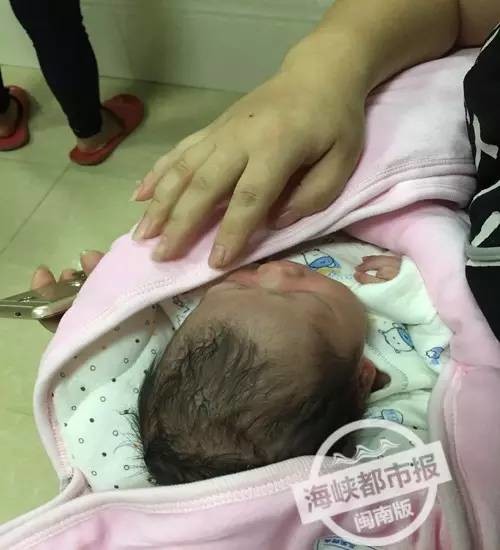 监控曝光！晋江刚出生女婴被19岁妈妈丢在垃圾桶