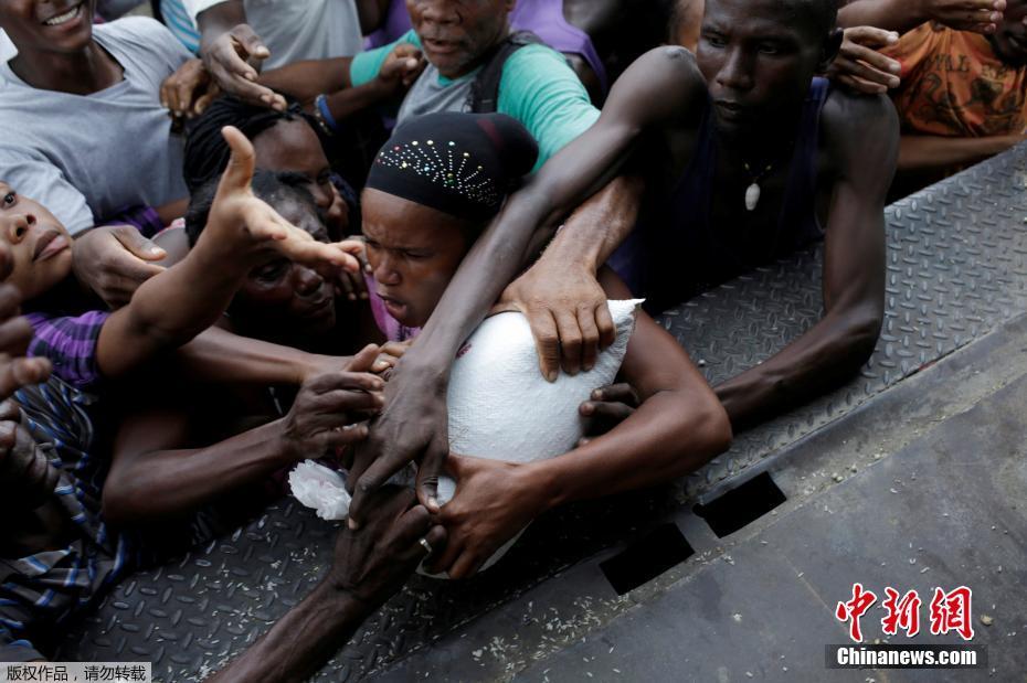 飓风“马修”重创海地 民众抢夺赈灾食物