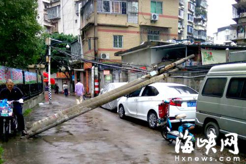 俩水泥杆断裂砸中路旁小车 事发前有工人在施工