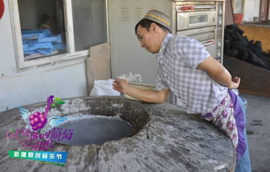 2013年，斯拉皮· 马合木提拜师吐鲁番市当地一位有名的制馕师傅，经过一年的努力学习，斯拉皮· 马合木提不仅熟练掌握了制馕技艺，还凭着对打馕技艺的热爱在原有的工艺基础上，进行大胆尝试。