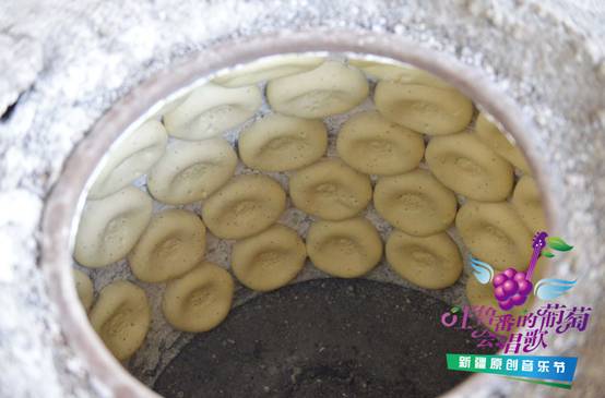 当地人喜欢把烤制馕的过程称为“打馕”，馕产业作为吐鲁番特色餐饮产业的重要组成部分，已是吐鲁番独具特色的绿色食品产业之一，并成为带动农民增收致富，打造“旅游产业升级版”的一项重要措施。