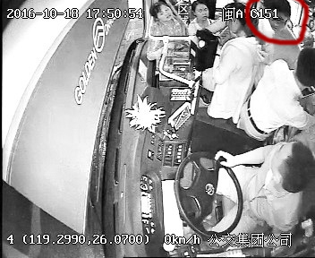 公交车司机熄灯20秒 “劝”小偷主动交手机