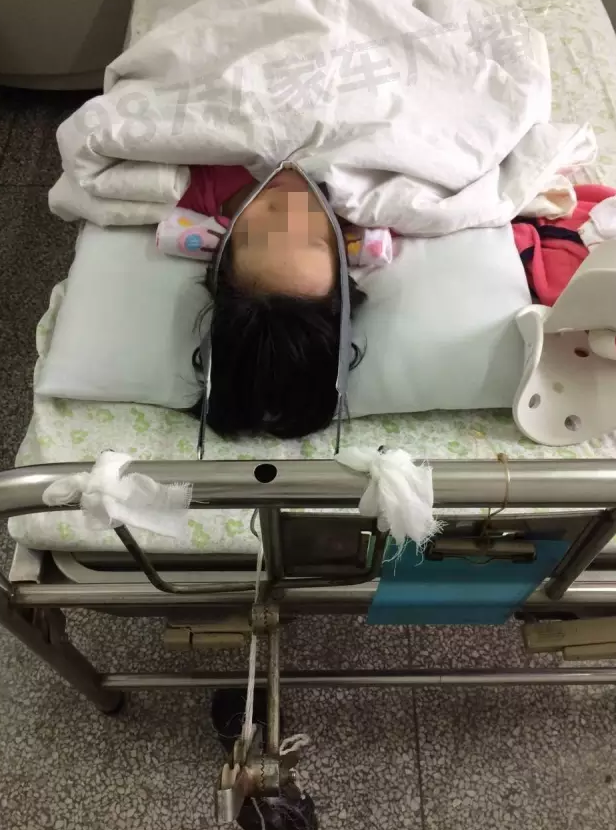 动车上行李箱滑落　福州初二女生被砸中颈椎脱位