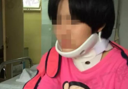 动车上行李箱滑落 初二女生被砸中颈椎脱位