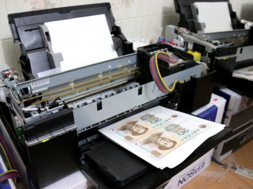 警方在位于海沧的伪造假币窝点中缴获的打印机。