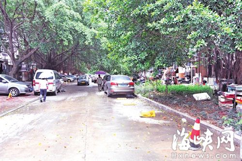居民设地锁 福州荷泽横巷变“单行道”