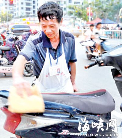 雨天帮车主擦坐垫盖雨衣 福州看车依伯感动网友