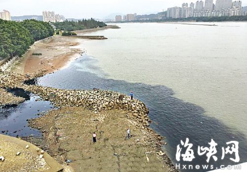 福州金山红旗浦黑臭河水汇闽江 居民叫苦不迭