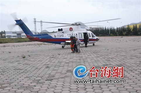 漳州两渔民被困海上 风大雨急直升机紧急救援