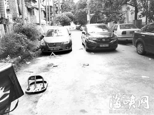 福州黎明新村小区业主疯狂抢车位 通道都不放过