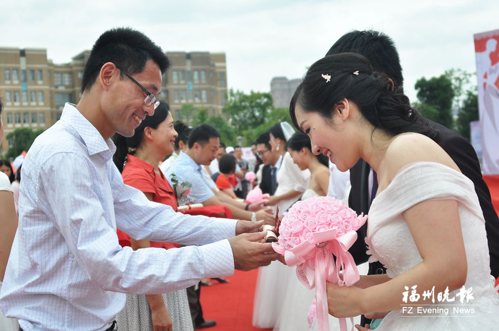 福州大学庆祝58周年华诞 举办首届校友集体婚礼