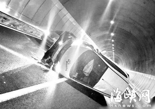 &nbsp;车子当时侧翻在隧道里，驾驶室一面着地，车头已经多处损毁（当事人供图）
