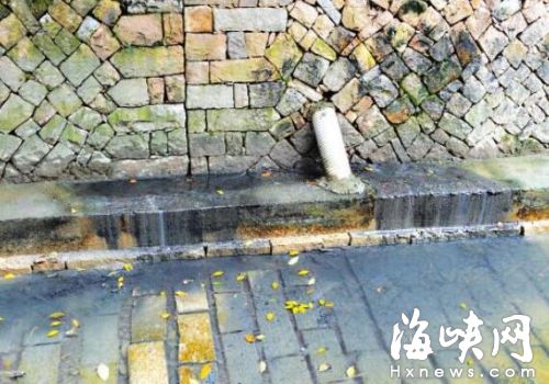 福州市屏东河旁管道排污水 部门：已着手修复福